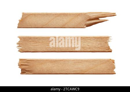 Bâtons de crème glacée en bois cassés sur fond blanc avec chemin de détourage Banque D'Images