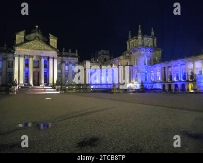 Noël au palais de Blenheim illuminé sentier lumineux 2023 Banque D'Images