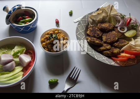 Nourriture saine pois chiches masala curry dans un bol servi avec des condiments. Banque D'Images