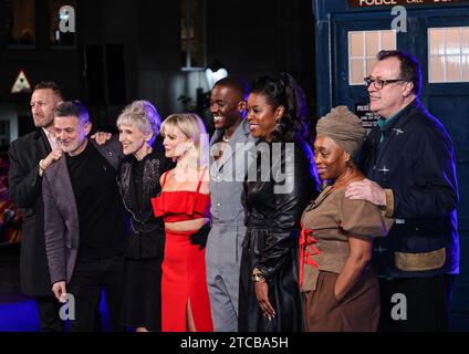 Londres, Royaume-Uni. 11 décembre 2023. Alex Beaton, Anita Dobson, Millie Gibson, Ncuti Gatwa, Michelle Greenidge, Angela Winter, Russell T. Davies et Phil Collinson au London Eye pour célébrer le prochain épisode spécial de Noël « Doctor Who ». (Photo Brett Cove/SOPA Images/Sipa USA) crédit : SIPA USA/Alamy Live News Banque D'Images