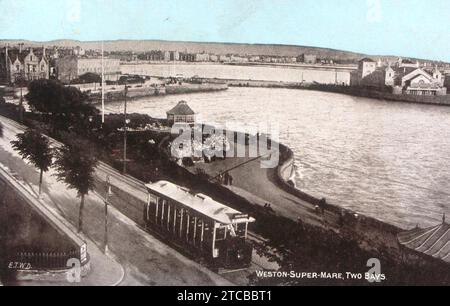 Weston-super-Mare Madeira Cove avec tram. Banque D'Images