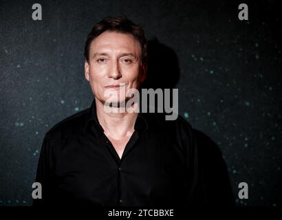 Hambourg, Allemagne. 08 décembre 2023. Oliver Masucci, acteur, lors d’une courte séance photo après une interview dans le foyer du Mehr ! Theater am Großmarkt à Hambourg. Crédit : Christian Charisius/dpa/Alamy Live News Banque D'Images