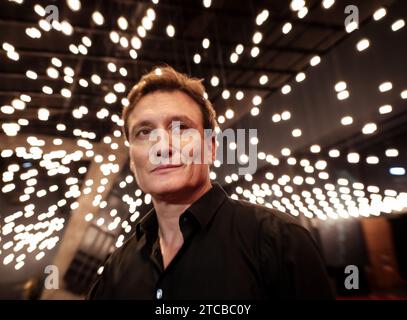 Hambourg, Allemagne. 08 décembre 2023. Oliver Masucci, acteur, lors d’une courte séance photo après une interview dans le foyer du Mehr ! Theater am Großmarkt à Hambourg. Crédit : Christian Charisius/dpa/Alamy Live News Banque D'Images