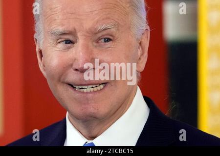 Washington, Vereinigte Staaten. 11 décembre 2023. Le président des États-Unis Joe Biden prend la parole lors d'une réception Hanukkah dans la salle est de la Maison Blanche à Washington, le lundi 11 décembre 2023. Crédit : Jacquelyn Martin/Pool via CNP/dpa/Alamy Live News Banque D'Images