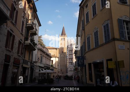 Parme, Italie. 13 octobre 2023. Cathédrale de Parme, la cathédrale du diocèse catholique romain de Parme. Crédit : Sebastian Kahnert/dpa/Alamy Live News Banque D'Images