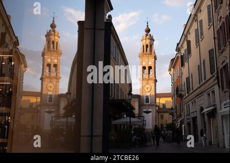 Parme, Italie. 13 octobre 2023. Le mémorial de guerre Monumento ai Caduti dans l'ancienne tour de Saint Paul est reflété dans un volet de fenêtre. Crédit : Sebastian Kahnert/dpa/Alamy Live News Banque D'Images