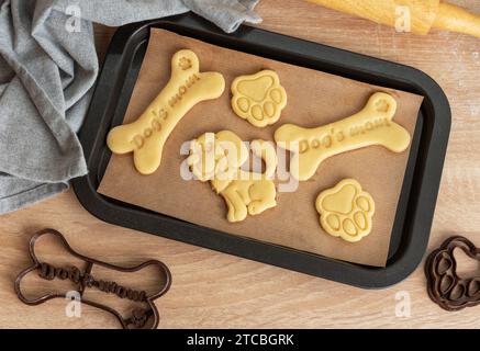 Préparer des friandises saines pour chiens maison. Pâte avec emporte-pièces. Banque D'Images