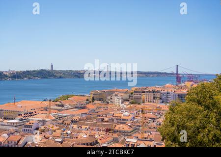 Vue aérienne de Lisbonne, Portugal : un grand angle, capture de jour du paysage urbain, avec l'emblématique pont 25 de Abril enjambant le fleuve Tage, Wit Banque D'Images