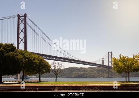 Une photo de jour, au niveau du sol, horizontale Paysage du pont 25 de Abril à Lisbonne, Portugal, Banque D'Images