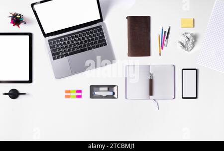 Ordinateurs portables et papeterie pour le travail sur le bureau sont disposés (écran vide et espace vide) Banque D'Images