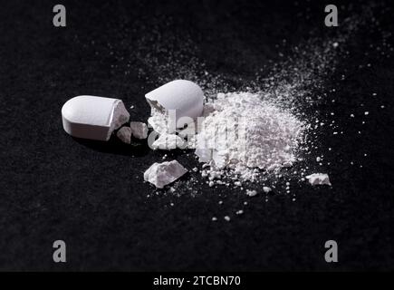 Les drogues, les pilules sont coupées et dispersées sur le sol Banque D'Images