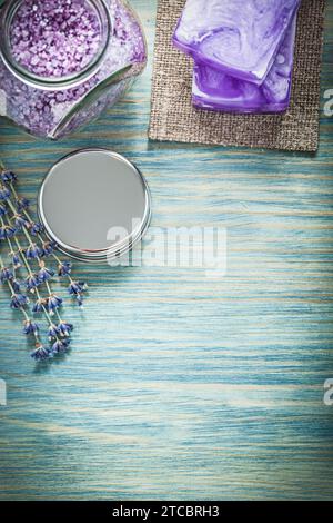 Composition de savon à la main lavande parfumée de bain couvercle en verre de sel de mer sur le concept de traitement de pulvérisation de planche de bois Banque D'Images