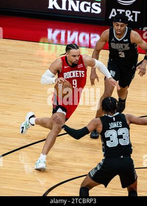 Houston, États-Unis. 11 décembre 2023. Dillon Brooks (L) des Rockets de Houston pilote le ballon lors du match de saison régulière de la NBA 2023-2024 entre les Rockets de Houston et les Spurs de San Antonio à Houston, aux États-Unis, le 11 décembre 2023. Crédit : Chen Chen/Xinhua/Alamy Live News Banque D'Images