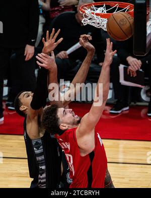 Houston, États-Unis. 11 décembre 2023. Alperen Sengun (à droite) des Rockets de Houston se présente pour une mise en échec lors du match de saison régulière de la NBA 2023-2024 entre les Rockets de Houston et les Spurs de San Antonio à Houston, aux États-Unis, le 11 décembre 2023. Crédit : Chen Chen/Xinhua/Alamy Live News Banque D'Images