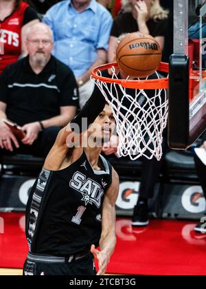 Houston, États-Unis. 11 décembre 2023. Victor Wembanyama des Spurs de San Antonio dunks lors du match de saison régulière de la NBA 2023-2024 entre les Rockets de Houston et les Spurs de San Antonio à Houston, aux États-Unis, le 11 décembre 2023. Crédit : Chen Chen/Xinhua/Alamy Live News Banque D'Images