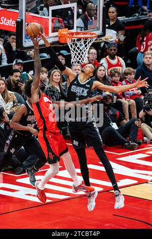 Houston, États-Unis. 11 décembre 2023. Victor Wembanyama (à droite) des San Antonio Spurs bloque le ballon lors du match de saison régulière de la NBA 2023-2024 entre les Rockets de Houston et les Spurs de San Antonio à Houston, aux États-Unis, le 11 décembre 2023. Crédit : Chen Chen/Xinhua/Alamy Live News Banque D'Images