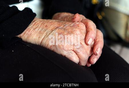 Photo de dossier datée du 07/10/13 des mains d'une femme âgée. La démence et la maladie d'Alzheimer ont représenté plus d'un décès sur 10 au Royaume-Uni l'année dernière, selon une analyse d'une association caritative visant à trouver un remède pour ces maladies. Alzheimer's Research UK a demandé instamment que tous les médicaments «jugés sûrs et efficaces» pour traiter la maladie soient disponibles sur le NHS dès que possible. L'analyse de l'organisme de bienfaisance a révélé que 74 261 personnes sont mortes de démence et de la maladie d'Alzheimer en 2022, comparativement à 69 178 en 2021. Date d'émission : mardi 12 décembre 2023. Banque D'Images