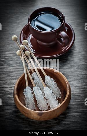 Tasse à café Saucer Bowl Sugar bâtonnets sur planche de bois Banque D'Images