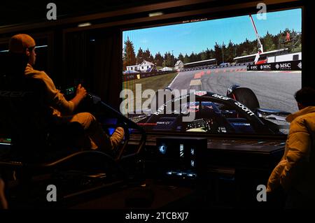 Paris, France. 05 novembre 2023. Un visiteur joue à un jeu vidéo à la ''Paris Games week 2023'' à Paris, France, le 5 décembre 2023. (Photo de Daniel Pier/NurPhoto) crédit : NurPhoto SRL/Alamy Live News Banque D'Images