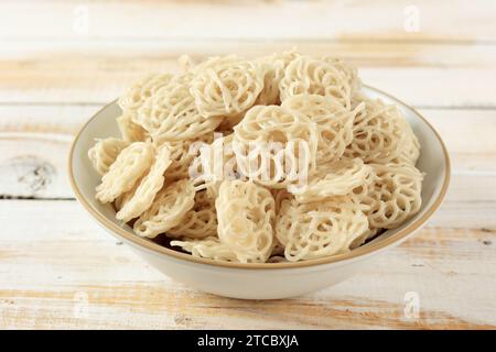 Kerupuk Kembang Mawar Mentah ou crackers à la rose crue, Cracker traditionnel indonésien à base de strach Banque D'Images