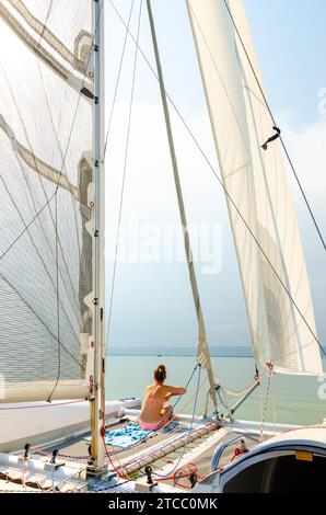 Podersdorf am See, Autriche, août 15 2015 : fille sur un catamaran naviguant à travers le lac neusiedler Banque D'Images