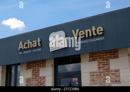 Bordeaux , France - 12 06 2023 : ou en cash logo mur marque et signe texte devant le magasin acheter de l'or pour cash magasin français sur la façade d'entrée Banque D'Images