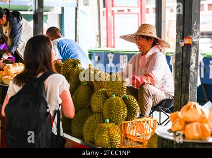 Pékin, la région autonome de Guangxi Zhuang en Chine. 18 mai 2023. Les vendeurs vietnamiens vendent des durians à Dongxing, dans la région autonome de Guangxi Zhuang, dans le sud de la Chine, le 18 mai 2023. Crédit : Hu Xingyu/Xinhua/Alamy Live News Banque D'Images