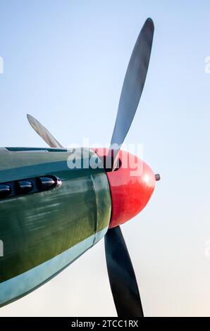 Pales d'hélice d'un vieil avion vintage sur un fond de ciel bleu en gros plan Banque D'Images