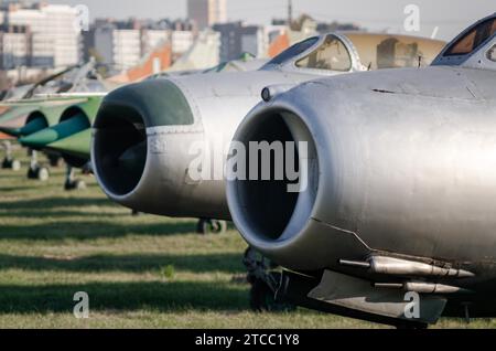 Musée d'exposition de l'ancien avion de combat de l'armée dans le fond de la ville Banque D'Images