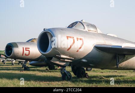 Vieil avion de chasse militaire de l'armée soviétique à l'aéroport à une exposition de musée Banque D'Images