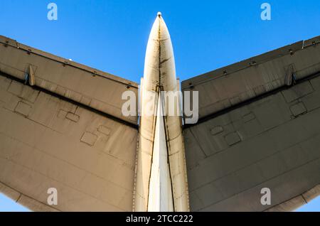 Ailes de fond abstrait d'un grand avion de ligne sur un fond bleu isolé Banque D'Images