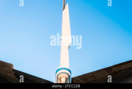 Ailes de fond abstrait d'un grand avion de ligne sur un fond bleu isolé Banque D'Images