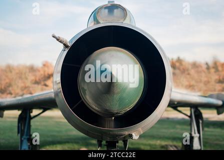 Vieil avion de combat militaire de l'armée contre le ciel et les nuages se rapprochent Banque D'Images