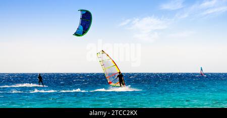 Véliplanchistes et kitesurfeurs roulent dans la mer Rouge à Sharm El Sheikh Banque D'Images