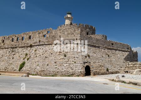 Château Agios Nikolaos avec phare au port de Mandraki dans la ville de Rhodes sur l'île grecque Rhodes Banque D'Images