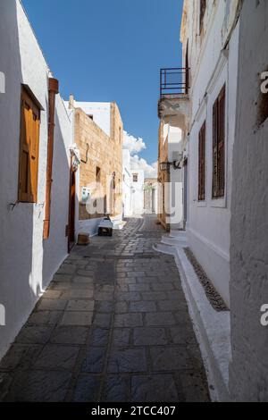 Rue étroite avec des maisons blanches à Lindos sur l'île grecque de Rhodes Banque D'Images