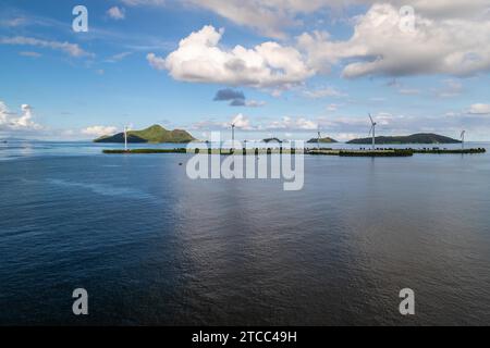 Port Victoria sur l'île des Seychelles mahé avec des roues à vent sur une île en arrière-plan Banque D'Images