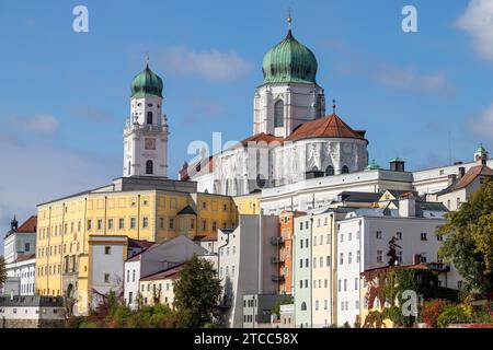 À voir les tours de la Cathédrale Saint Stéphane) à Passau, Bavière, Allemagne Banque D'Images