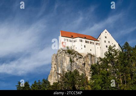 Château Prunn sur une roche calcaire raide dans la vallée de la rivière Altmuehl près de Riedenburg, Bavière, Allemagne Banque D'Images