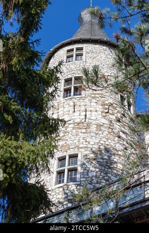 Vue à bas angle sur une tour du château de Stolberg à Stolberg, Eifel, Allemagne Banque D'Images