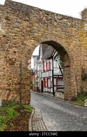 Arche du mur historique de la ville à Bad Muenstereifel, Allemagne Banque D'Images