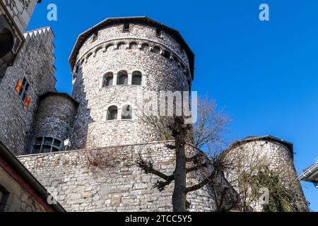 Vue à bas angle sur une tour du château de Stolberg à Stolberg, Eifel, Allemagne Banque D'Images
