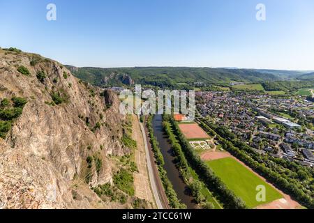 Vue panoramique depuis les Rotenfels de Bad Muenster am Stein Ebernburg avec le massif rocheux et la rivière Nahe Banque D'Images