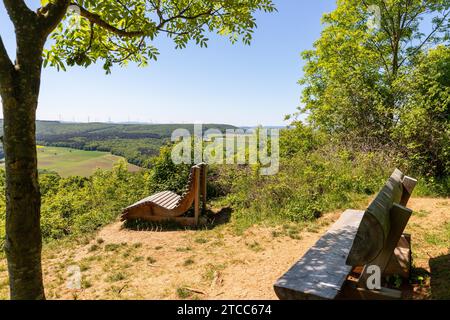 Vue panoramique depuis le Lemberg au paysage avec banc en bois au premier plan Banque D'Images