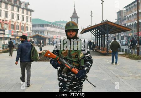 Des soldats paramilitaires indiens patrouillent à Srinagar, Cachemire après la décision de la Cour suprême du 11 décembre 2023, Srinagar Cachemire, Inde : un soldat paramilitaire indien monte la garde à Srinagar. La Cour suprême de l Inde a confirmé l abrogation du statut spécial du Jammu-et-Cachemire dans son verdict du 11 décembre, suite à la décision prise par les gouvernements de l Union le 05 août 2019 de révoquer une partie de l article 370 de la Constitution indienne. La Cour suprême a ordonné à la Commission électorale de l ' Inde d ' organiser des élections dans la région d ' ici au 30 septembre 2024 et a demandé le rétablissement de l ' État du Jammu-et-Cachemire Banque D'Images