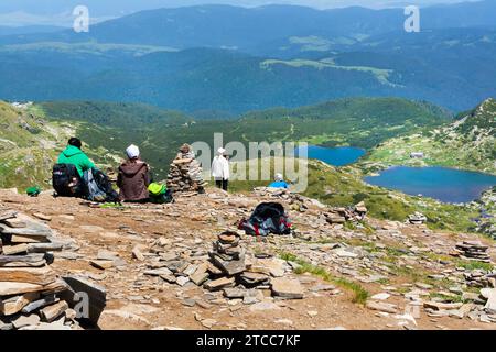 Rila, Bulgarie, 22 juin 2016 : les gens observent sept lacs de Rila dans le parc national de Rila, Bulgarie Banque D'Images