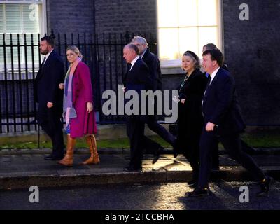 RETRANSMETTANT AVEC D'AUTRES NOMS les députés conservateurs (de gauche à droite) Jonathan Gullis, Miriam Cates, Marco Longhi, Danny Kruger et Jill Mortimer, arrivez à Downing Street, à Londres, pour un petit déjeuner-réunion avec le Premier ministre Rishi Sunak, qui lutte pour réconcilier les demandes concurrentes des députés conservateurs sur son plan pour le Rwanda. Les rebelles potentiels ont averti qu'une intervention chirurgicale majeure est encore nécessaire pour corriger la législation phare sur l'asile. Date de la photo : Date de la photo : mardi 12 décembre 2023. Banque D'Images