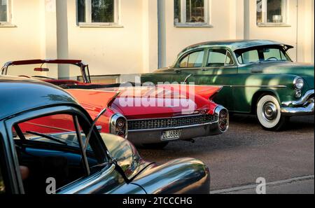 Trois voitures classiques américaines, dont une Cadillac rouge et une Oldsmobile verte, Raettvik, Dalarna, Suède Banque D'Images