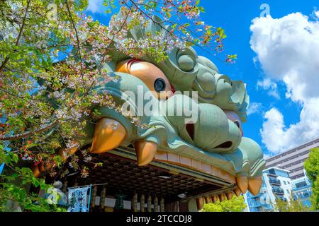 Namba Yasaka-jinja l'un des lieux de culte les plus distinctifs d'Osaka avec un gigantesque bâtiment en forme de tête de lion avec une énorme bouche ouverte qui avale le mal sp Banque D'Images