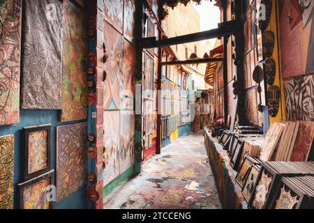 Fès, Maroc : boutique d'art et de souvenirs dans une ruelle étroite à l'intérieur de la Médina. Rue la plus colorée de FES. Banque D'Images